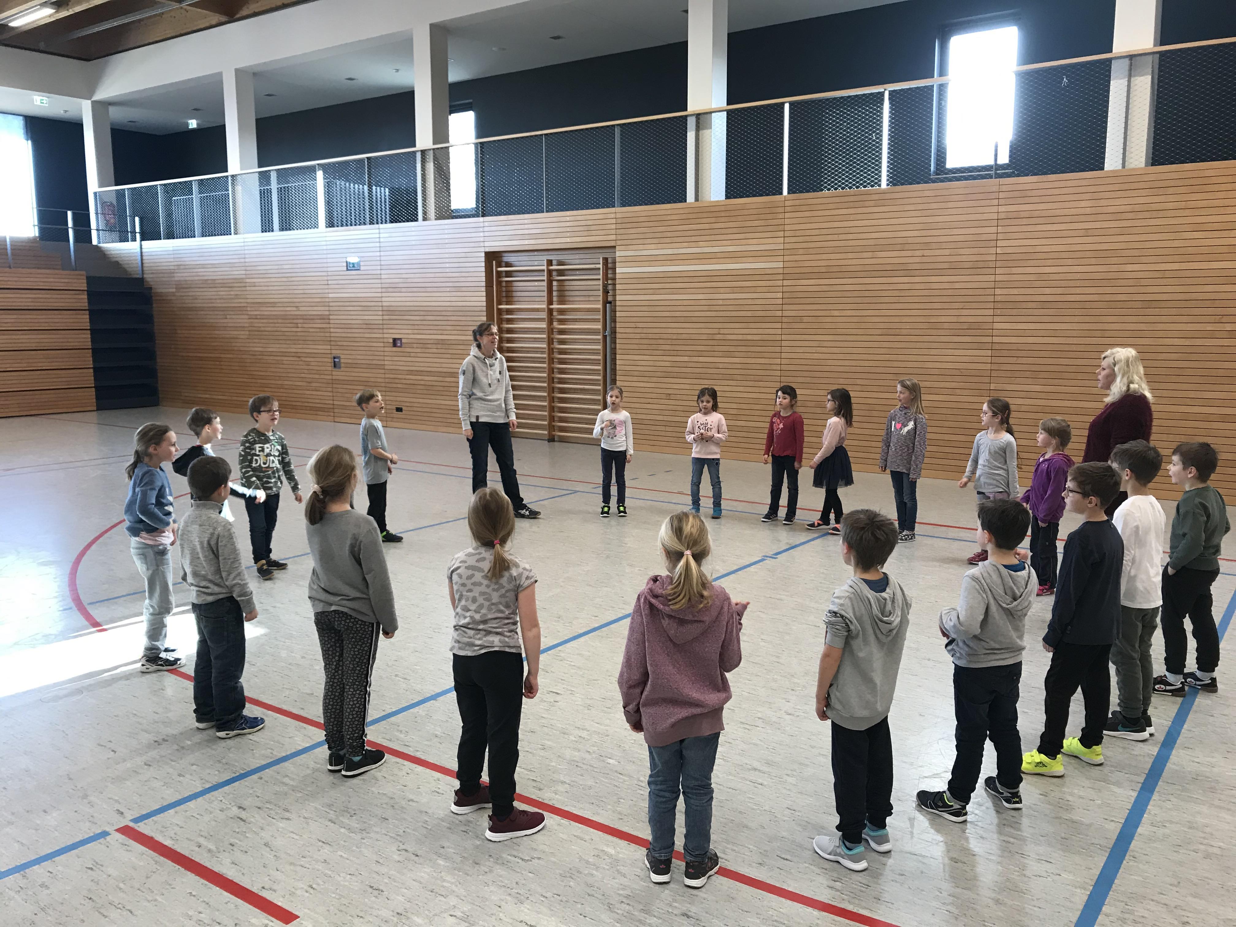 Kinder singen gemeinsam