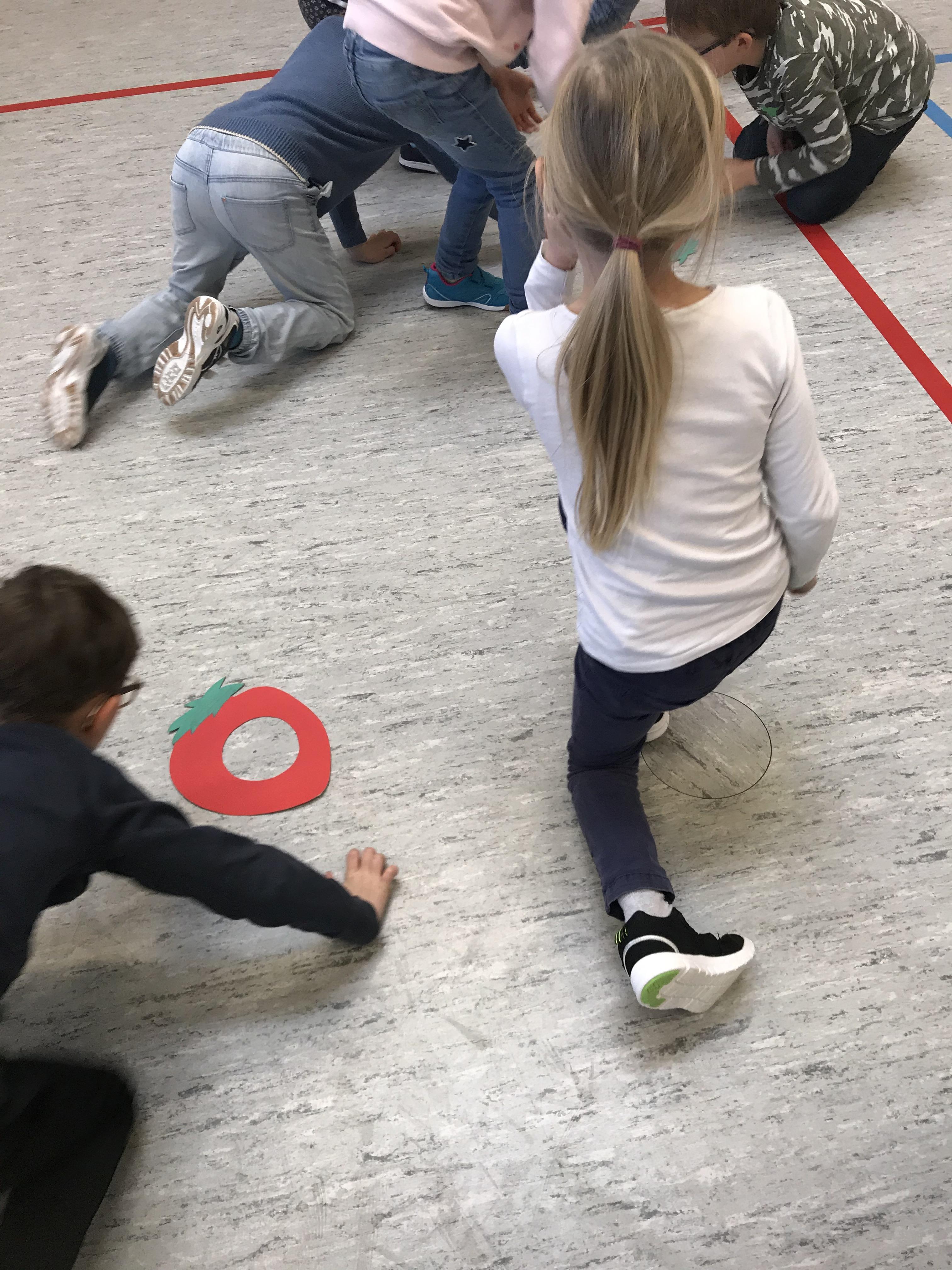 Kinder bei Bewegungs- und Koordinationsaufgaben